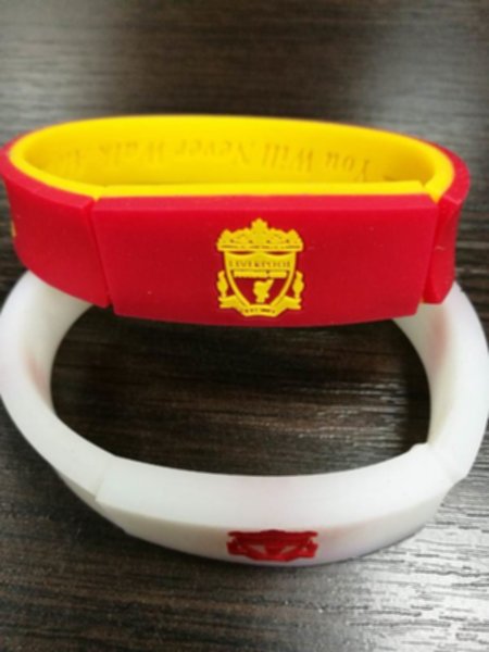 браслет Liverpool  светится в темноте