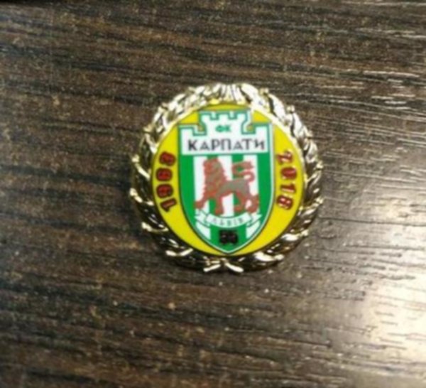 значок  Карпаты  №0915  2 см  металл