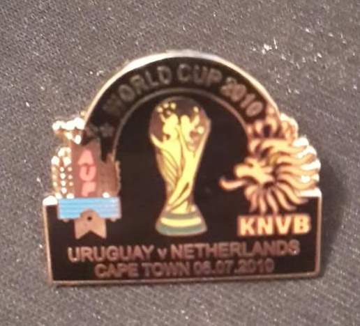 значок Uruguay-Netherlands(№0495)