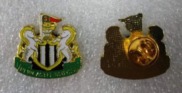 значок Newcastle United  №0128  металл и полимерная смола,2,5 х 2 см