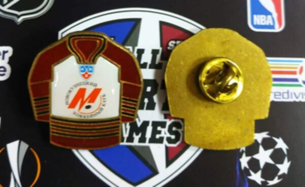 значок Металлург Новокузнецк №0999  3 см х 3 см металл