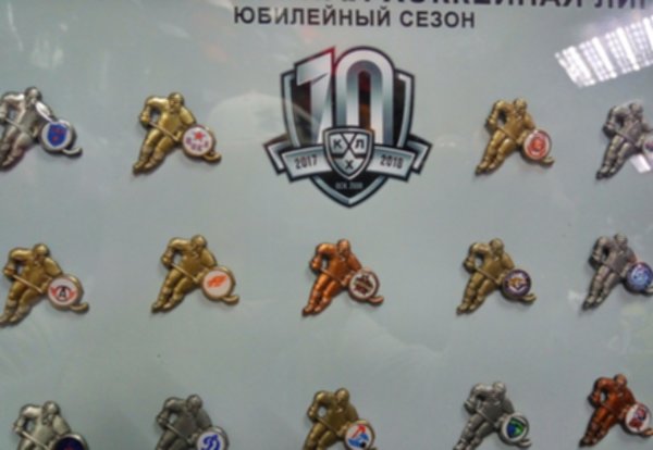 набор значков КХЛ-10 (рамка 30см х 21см)