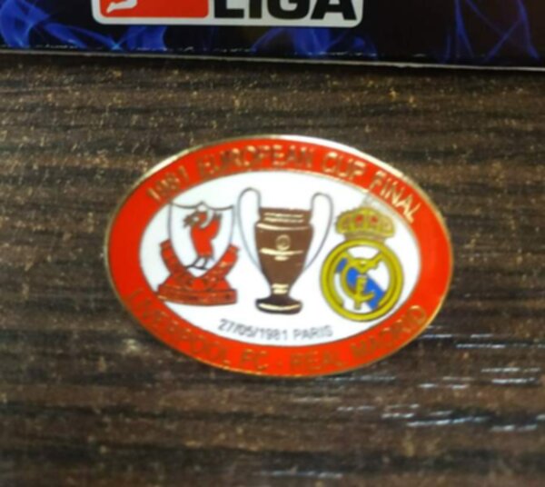 значок Liverpool-Real  №1066 3,5 см х 2,5 см металл