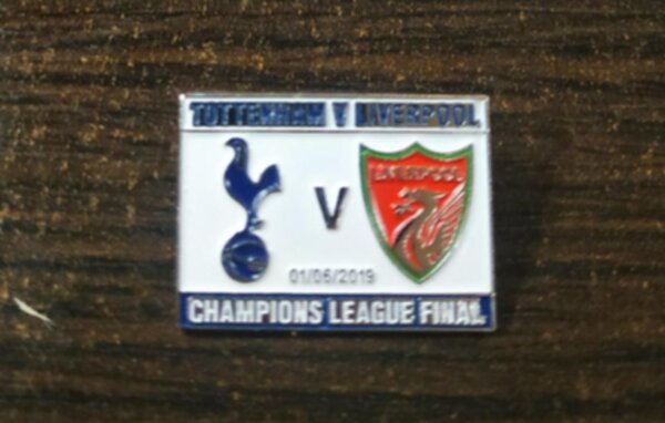 значок Tottenham-Liverpool №1075  2,5 см х 2 см металл