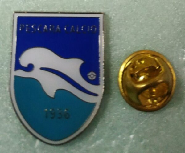 значок  Пескара   №1105  2,5 x 2 см металл и полимерная смола 