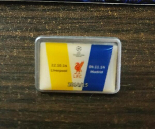 значок Liverpool-Real  №1067 2,5 см х 2 см металл и полимерная смола