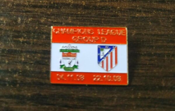 значок Liverpool-Atletico  №1076  2,5 см х 2 см металл