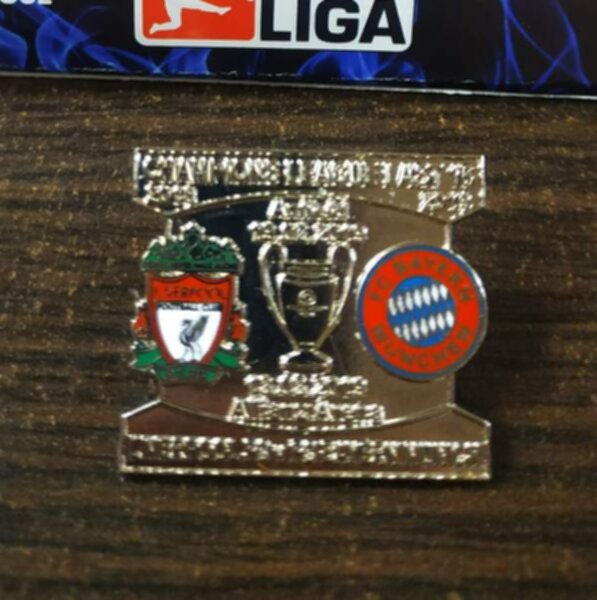 значок Liverpool-Bayern Munchen  №1068 3,5 см х 3,5 см металл