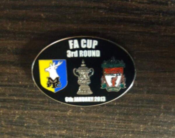 значок Mansfield Town-Liverpool  №0450  3 см х 2 см металл
