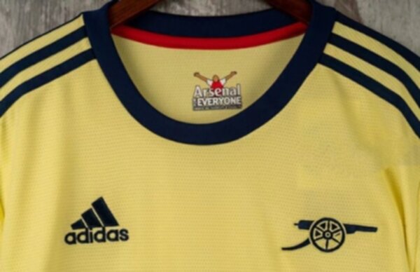форма  Arsenal  2021-2022  гостевая