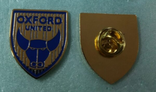 значок Oxford United  №1120  2,5 x 2 см металл