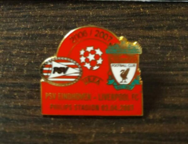 значок  PSV-Liverpool №1069  3 см х 2,5  см металл