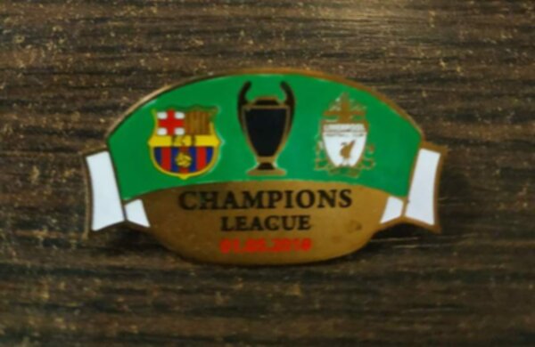 значок Barcelona-Liverpool  №1087  3 см х 2 см металл