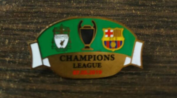 значок Liverpool-Barcelona  №1086  3 см х 2 см металл