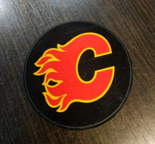 шайба сувенирная Calgary Flames