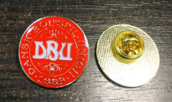 значок сборной Дании №0838   металл и полимерная смола 3 см 