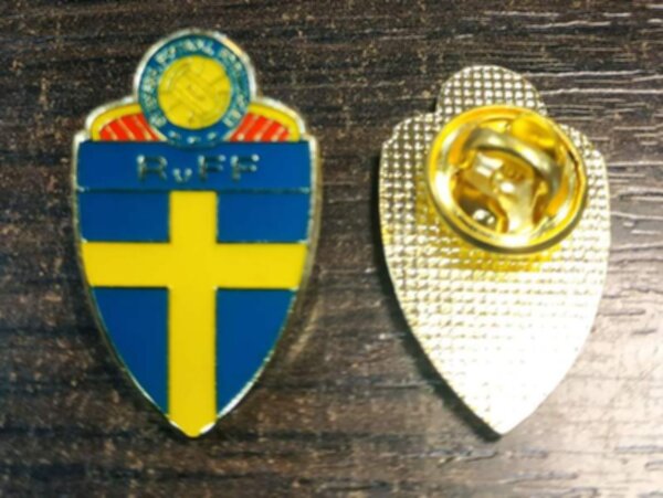 значок сборной Швеции №1112 металл и полимерная смола 3 х 2 см