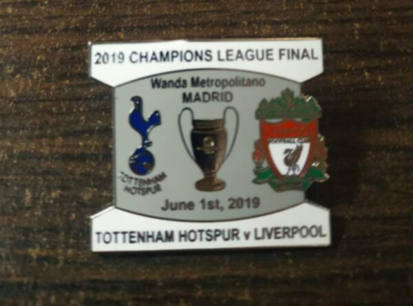 значок Tottenham-Liverpool  №1082  2,5 см х 2,5 см металл