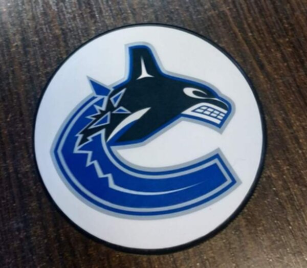 шайба сувенирная Vancouver Canucks