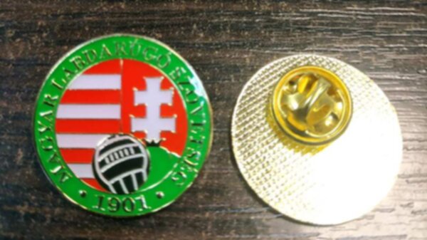 значок сборной  Венгрии  №1106 металл и полимерная смола 3 см