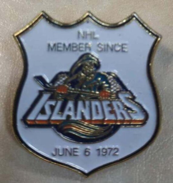 значок  New York Islanders   №0949   3см х 2,5  см  металл