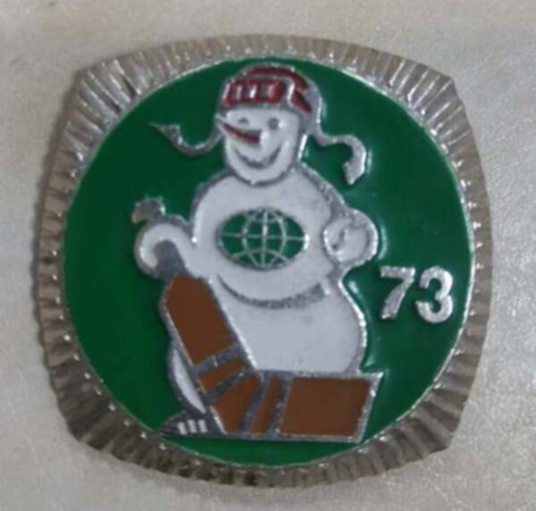 значок  приз Известий 1973  №0927   4,5 см  алюминий