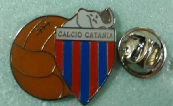 значок Катанья  №1114  2,5 x 2 см металл и полимерная смола 