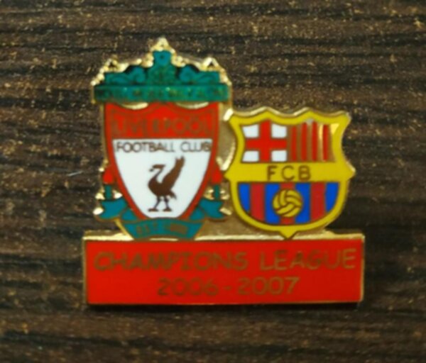 значок Liverpool-Barcelona  №1085  2,5 см х 2,5 см металл