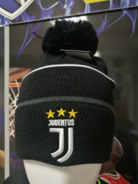 шапка Juventus  с вышивкой  акрил 100%
