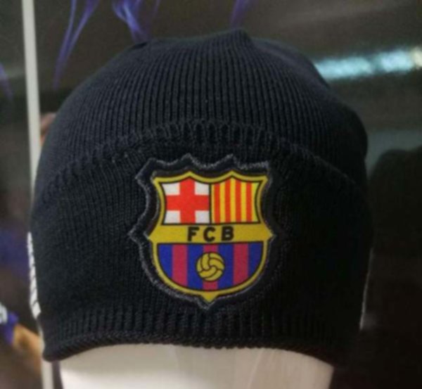 шапка Barcelonaс вышивкой  акрил 100%