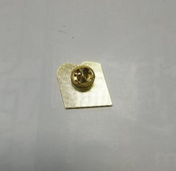 значок сборной Исландии  №0826   металл и полимерная смола